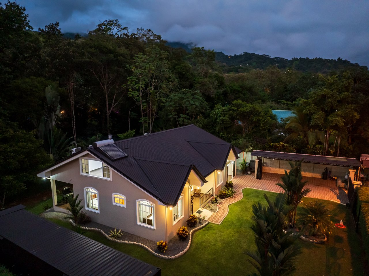 EXCEPTIONAL 5-BEDROOM RESIDENCE– PRIME LOCATION & VERSATILE LAYOUT