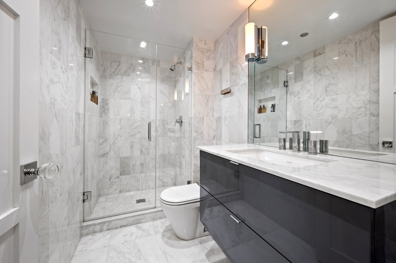 950 N Michigan Ave #2704