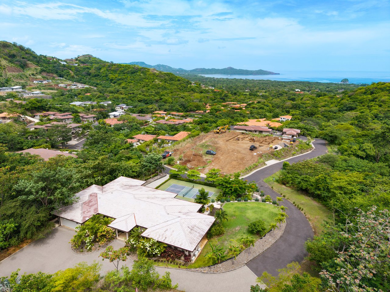 Casa Pickle on the Hill | Spacious Private Estate with Pickleball Court, Mature Gardens & Independent Guest Apartment