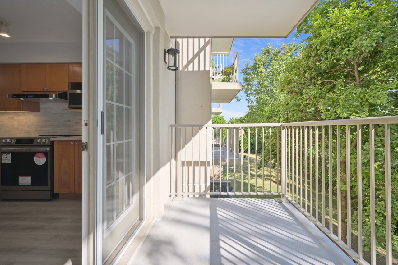 Upgraded 1 Bed+ Den Suite Overlooking Ravine