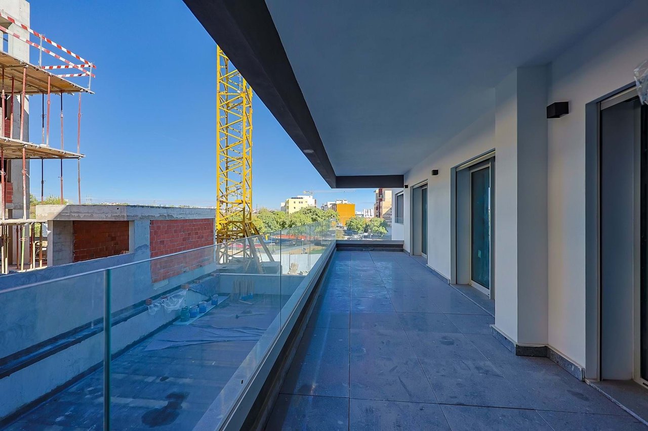 Modern 1-Bedroom Apartment in Camarate, Loures