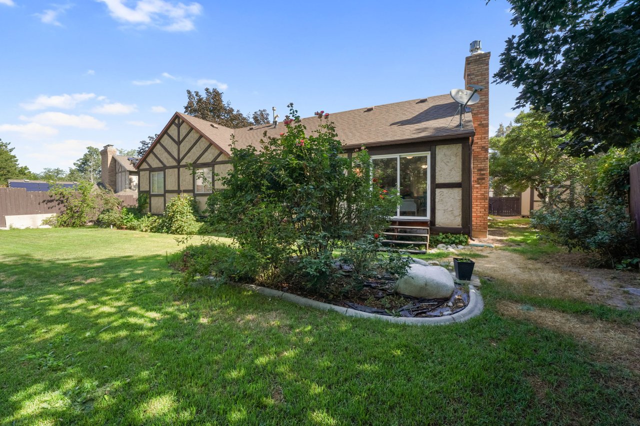 8916 S Cobble Crest Ln