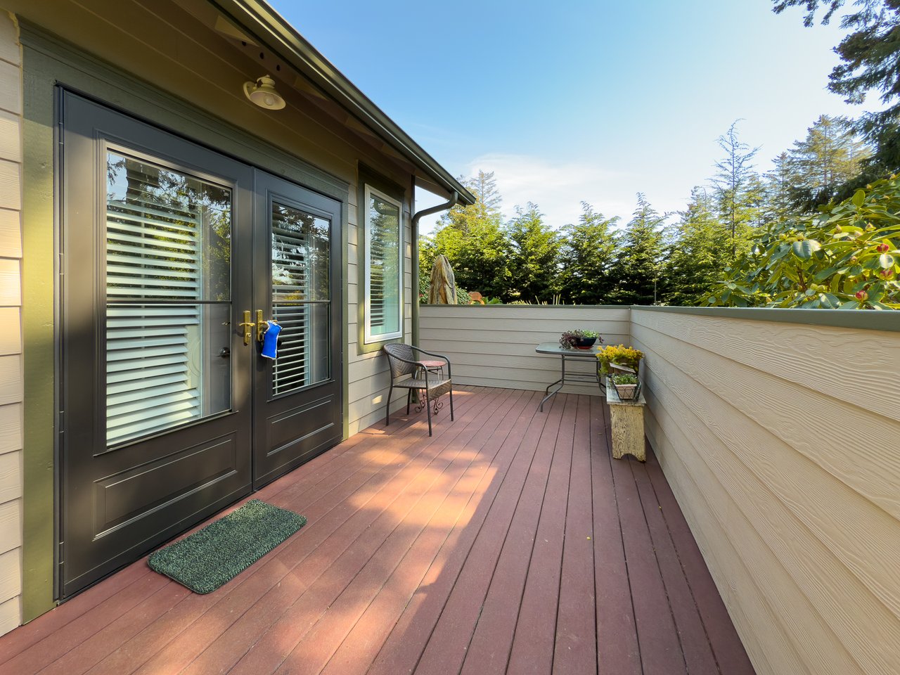 GORGEOUS 3 BEDROOOM HOME + GUEST SUITE IN GREAT EAST BANDON NEIGHBORHOOD!