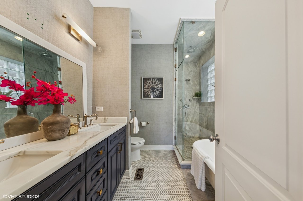 1244 W Cornelia Unit 1 