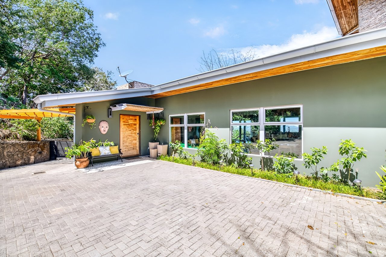 Casa Pochote | Artisan Luxury Villa in Tamarindo | Pool, Jacuzzi & Langosta Beach Club Membership Included