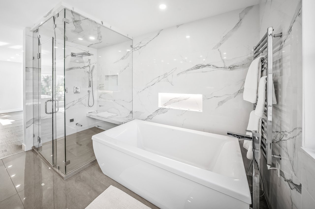 Primary Ensuite Bathtub and Shower 258 Grizzly Crescent, Canmore, AB