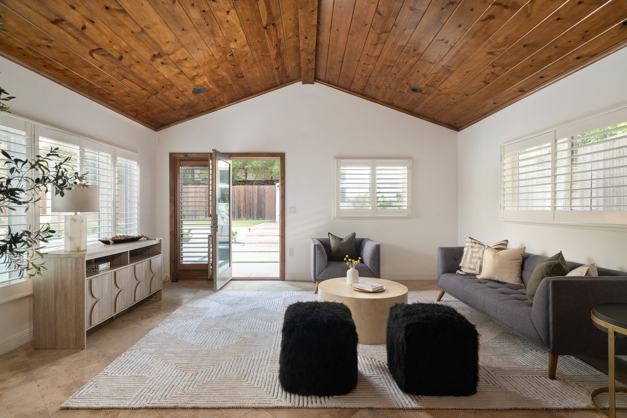 20212 Oxnard St, Woodland Hills