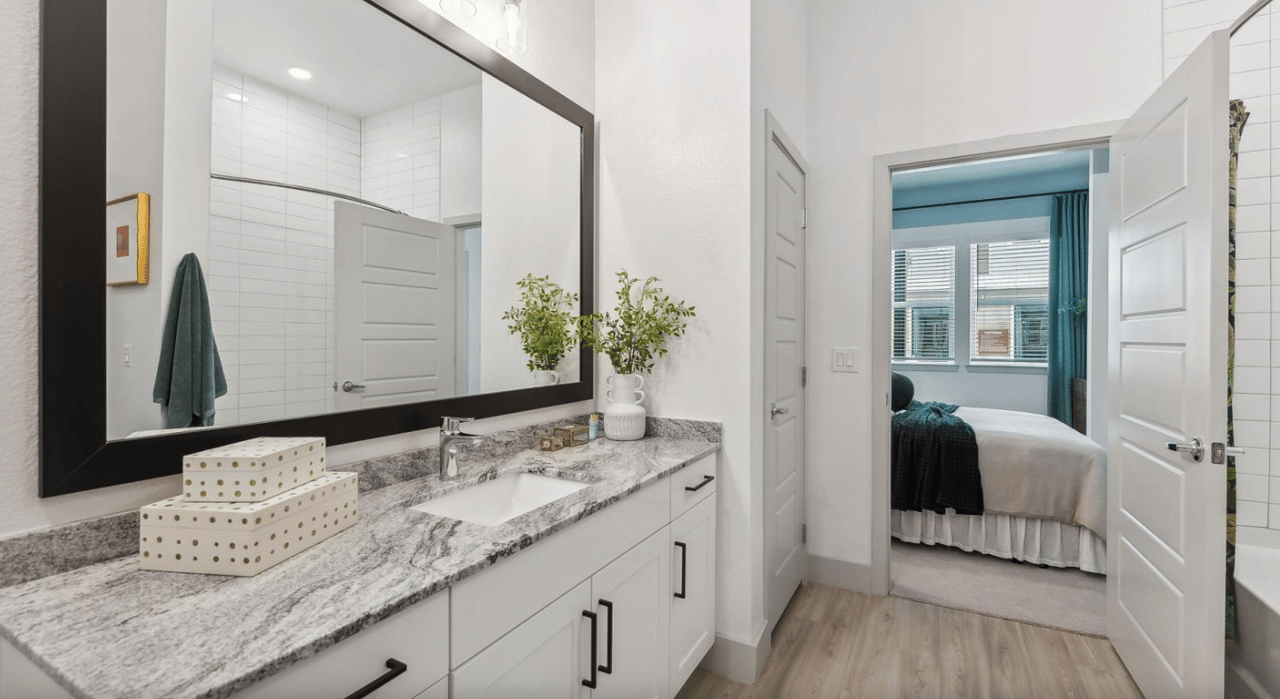 Up to 10 weeks free base rent & $1,000 gift card