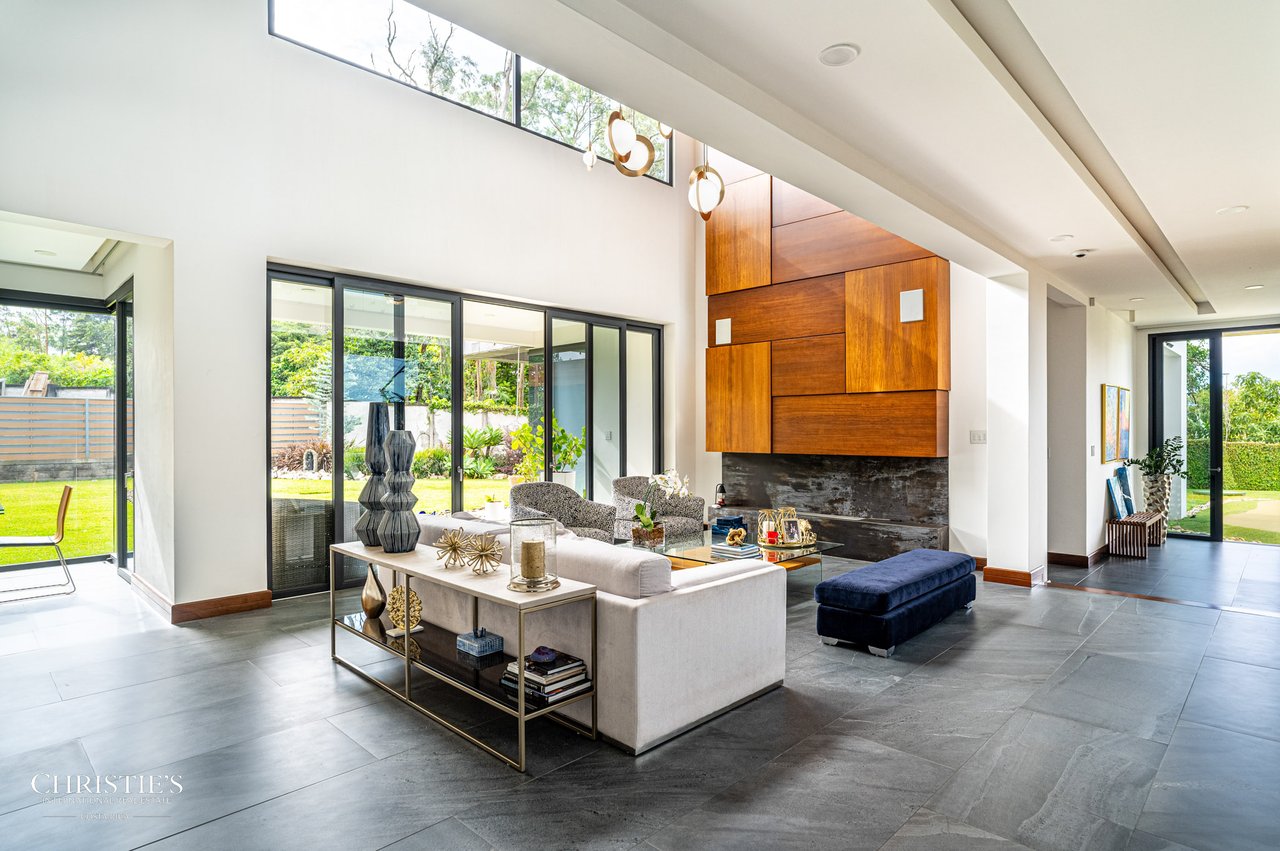 Modern Elegance with Panoramic Views – Exclusive Las Gemas Residence