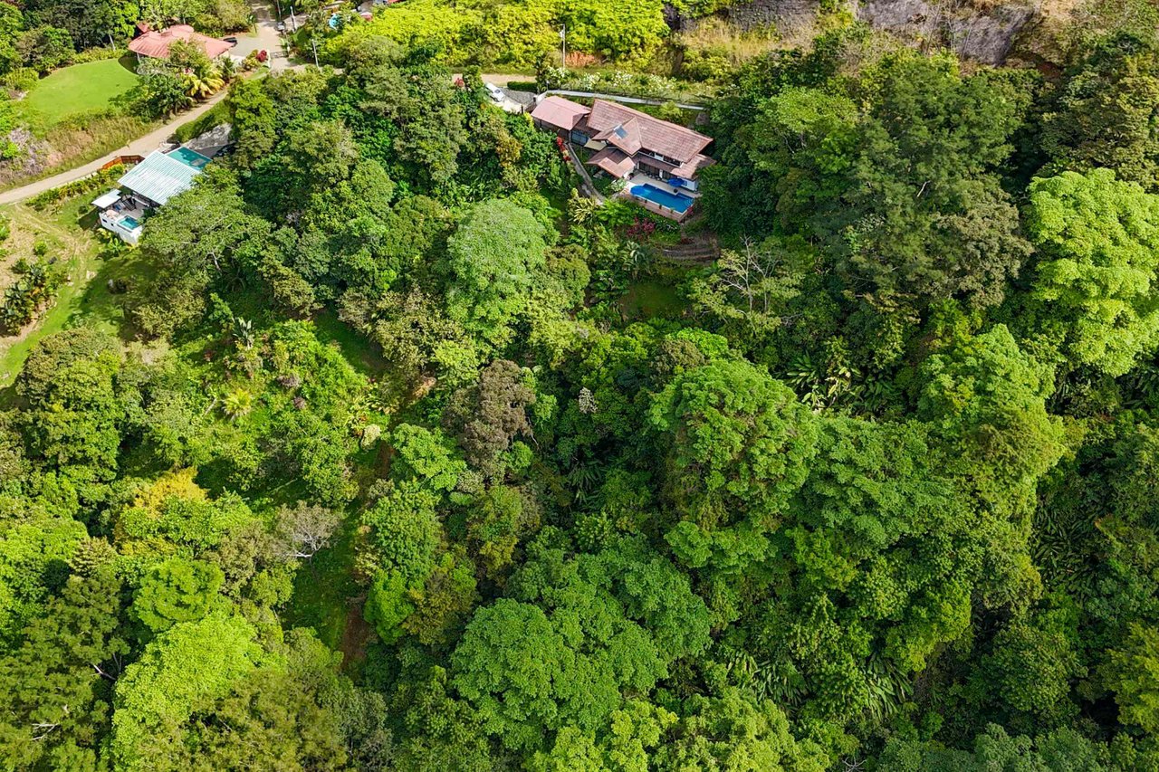 Panoramic Ocean View 4-Bedroom Home with Big Pool & Ample Space to Entertain in Ojochal Costa Rica