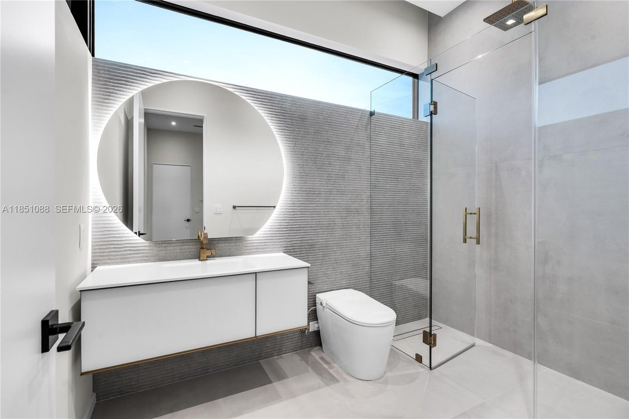 12190-nw-6-street-miami-fl-home-sold-bathroom