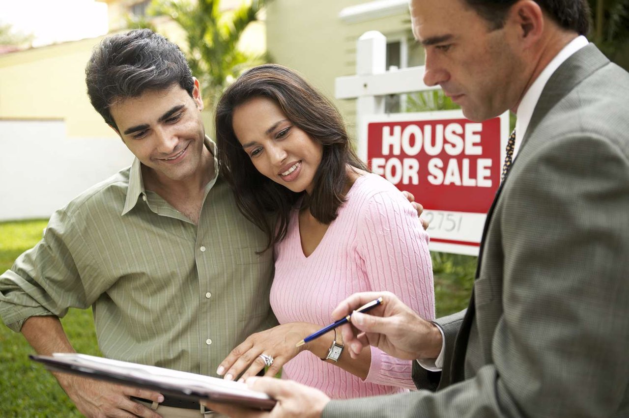 Real estate agent advising client on whether to renovate before selling or sell home as-is