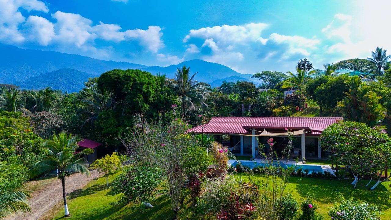 Stunning 2-Bedroom, 2-Bathroom Home with Pool on a Spacious Lot in Ojochal – Calle Papagayo