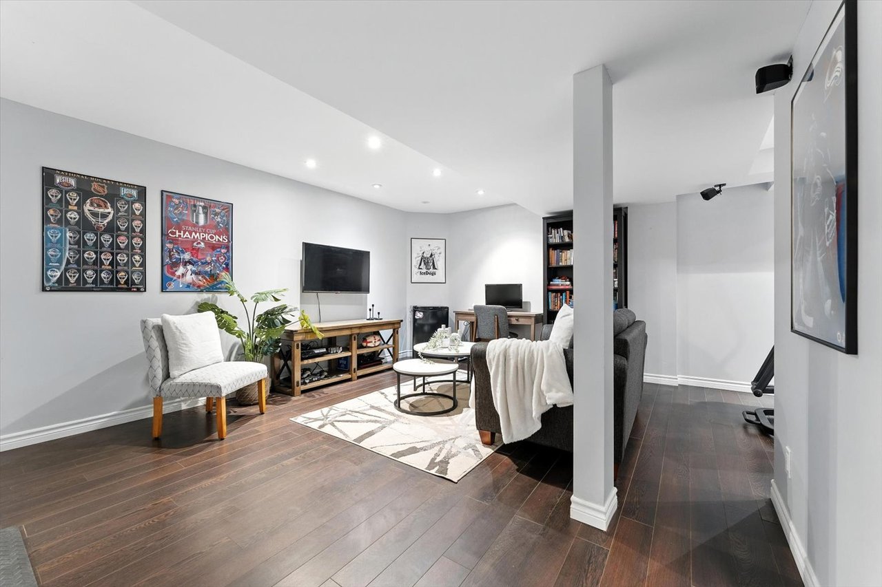 151 Mowat Cres