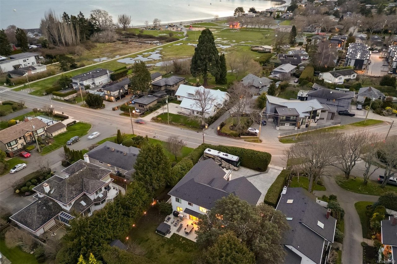 3880 Cadboro Bay Rd