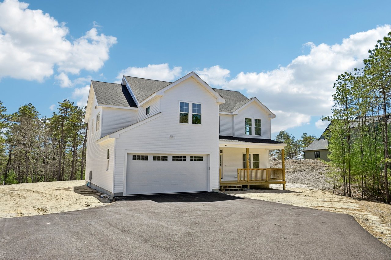 33 Seabiscuit Dr, Plymouth, MA 02360