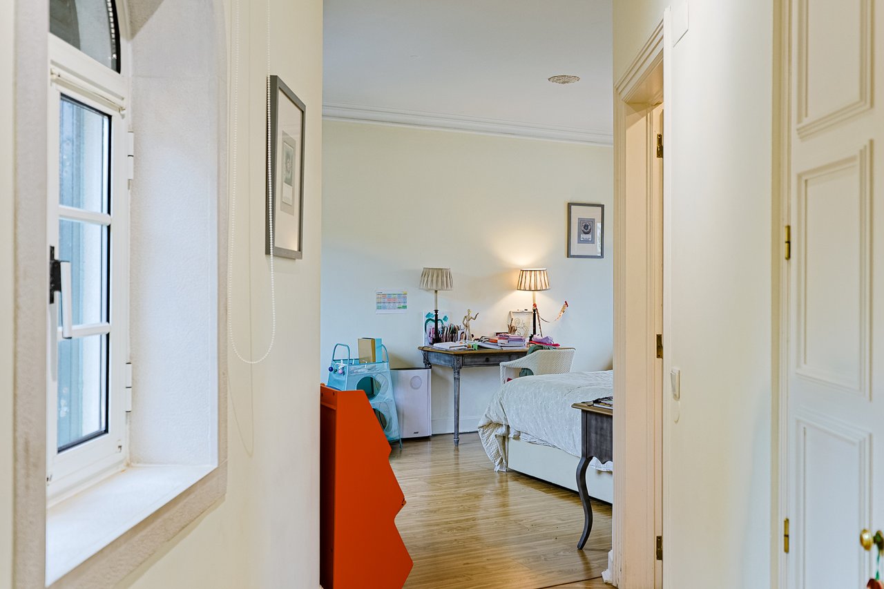 Spacious 8+2-Bedroom Villa with Pool for Rent in Cascais
