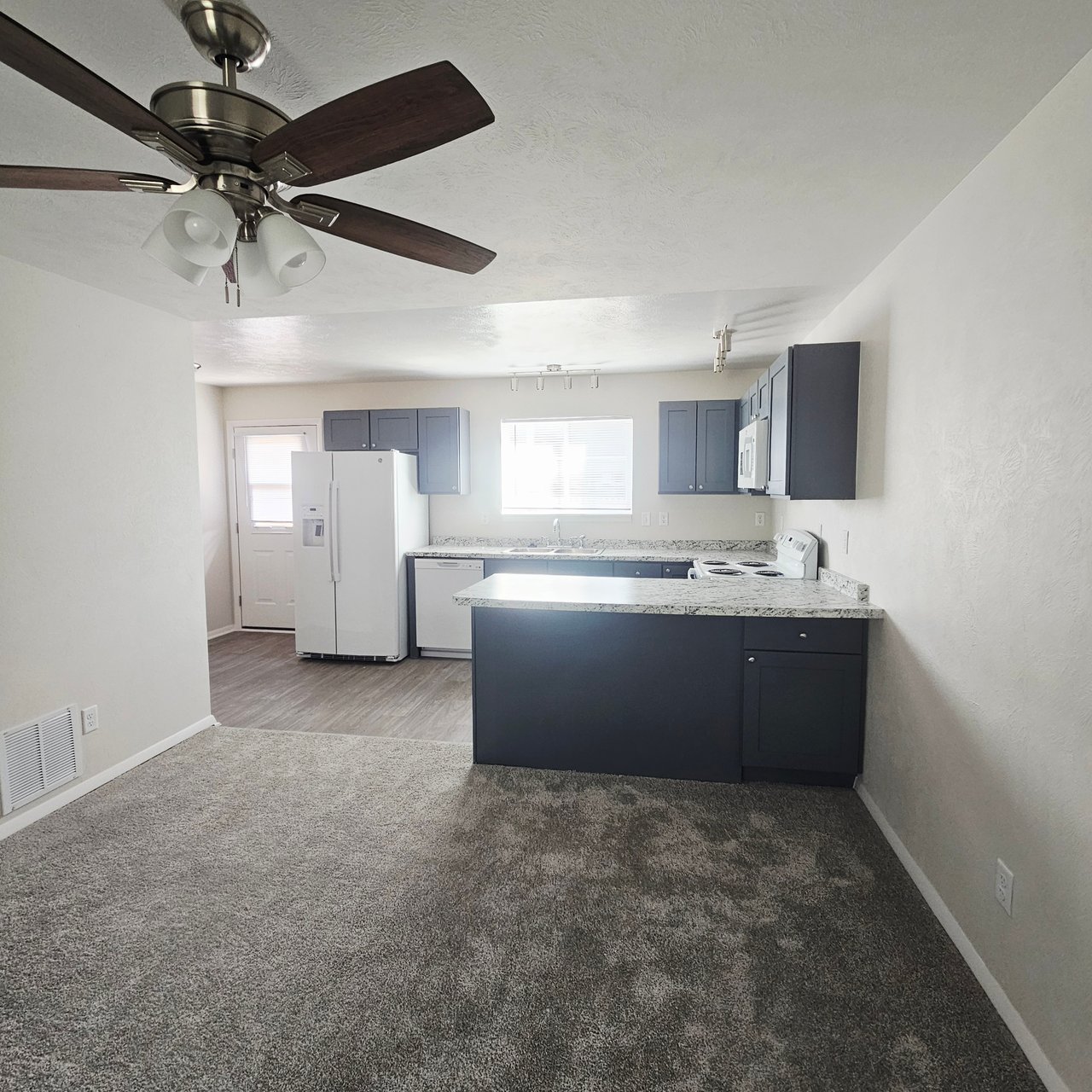 2 Bed 1.5 Bath Townhome Lakewood