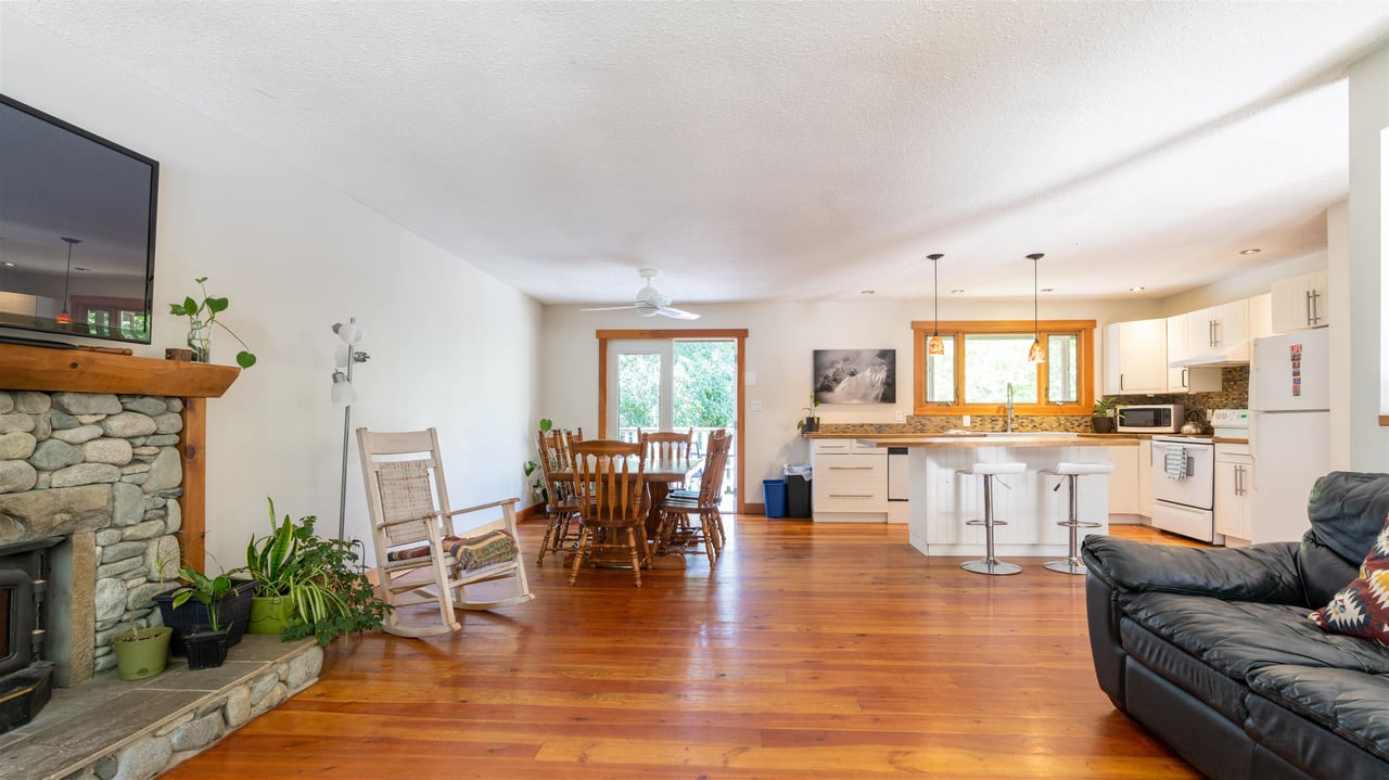 1124 Plateau Cres