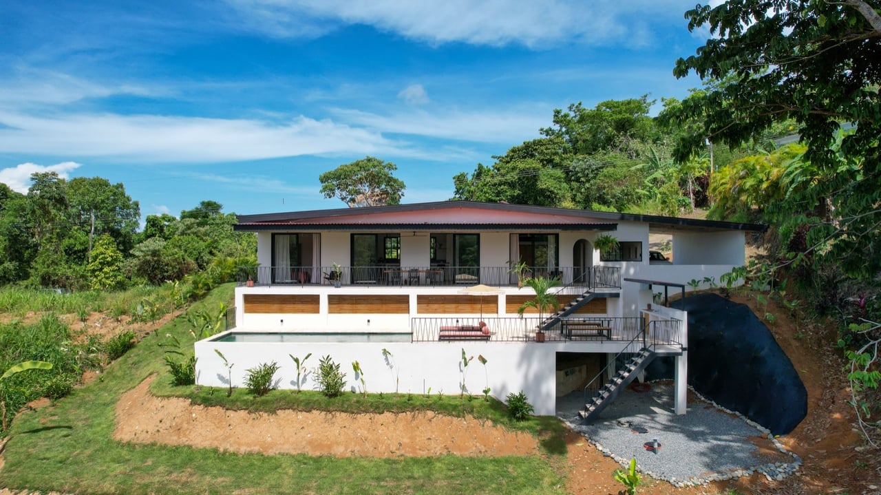 New Modern Ojochal Home with Pool, Office & Mountain Views 24/7 Security