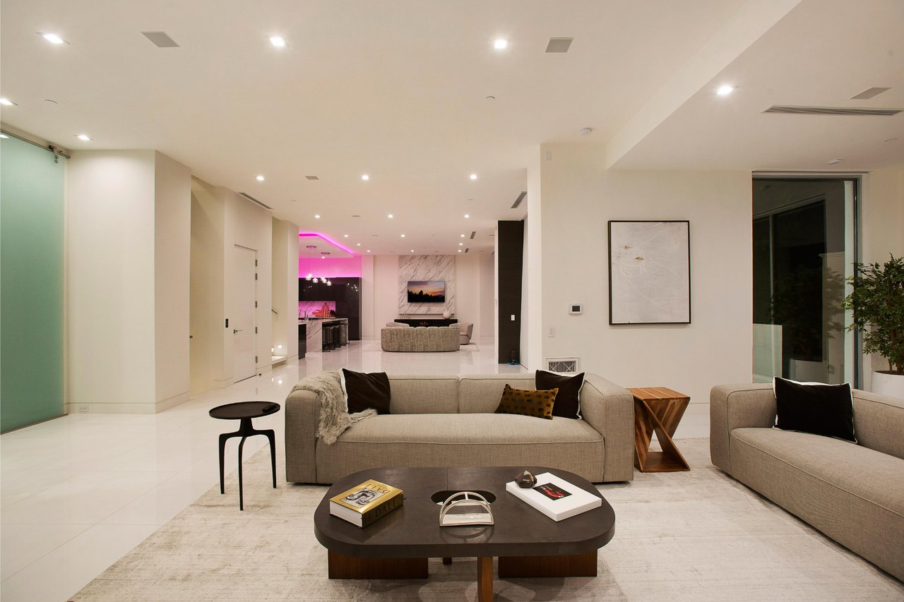 9459 Beverly Crest Dr