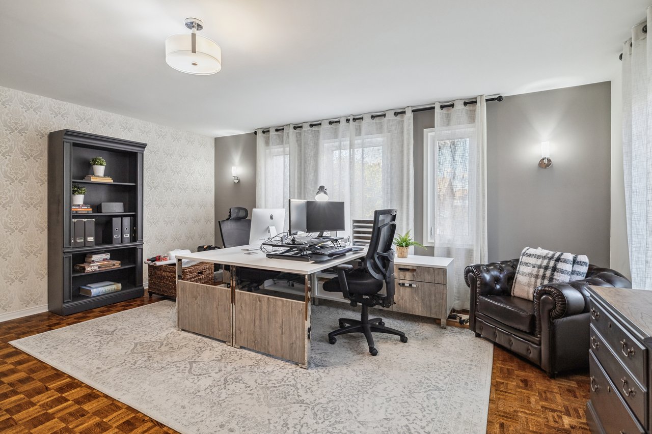 Impressive Home on Ravine Lot in Glen Abbey