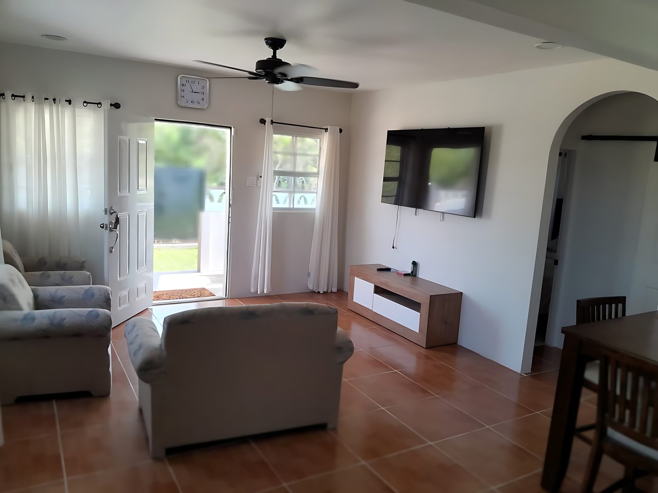 Suburban Comfort 2 bed 1 bath apartment