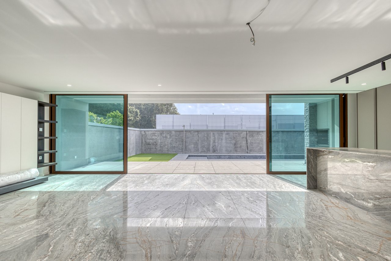 Contemporary 3-Bedroom Luxury Villa with Pool and Large Basement in Palmeira, Braga