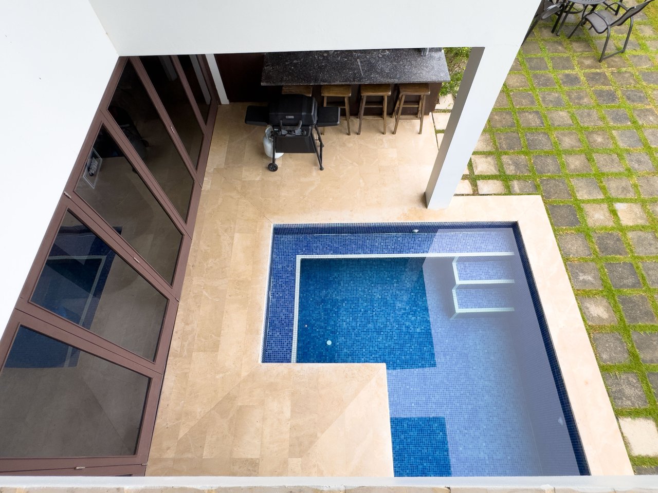 Stylish 4 bedroom home in the popular Dominicalito community, 7 minutes to the beach
