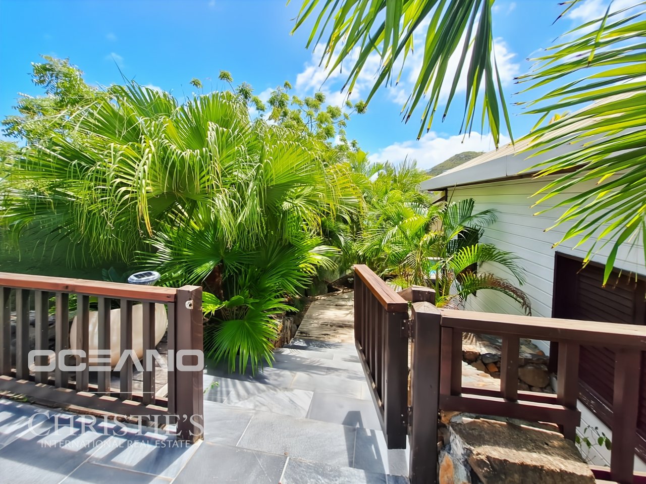 Magnificent sea-view villa + 3 bungalows