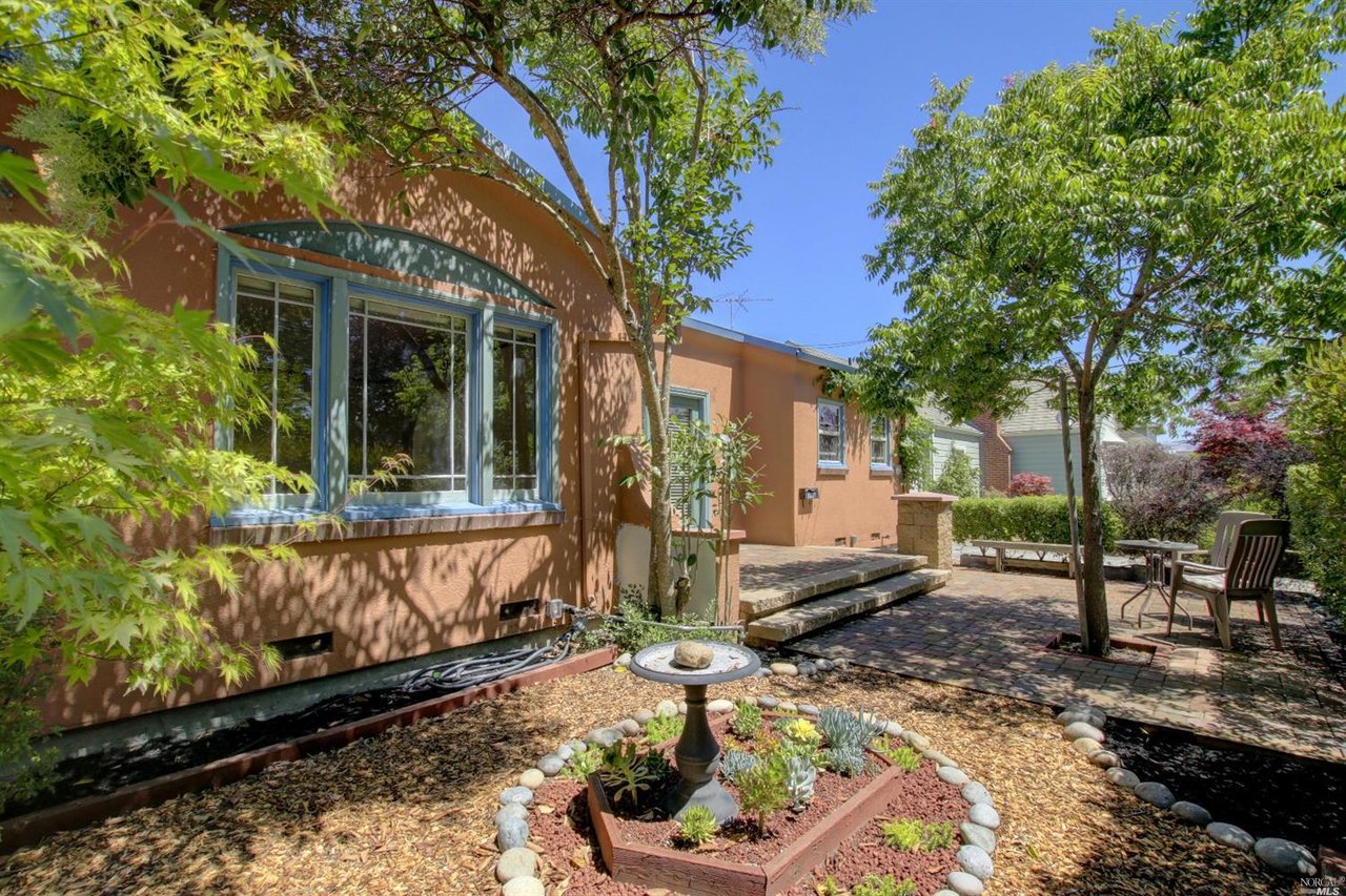 338 Bassett St