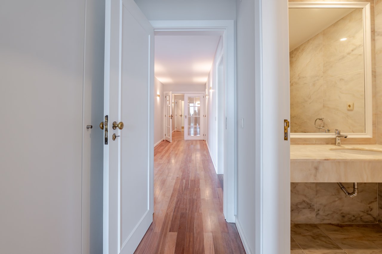 Luxury 5-Bedroom Apartment with Balcony & Private Garage in Foz do Douro, Porto