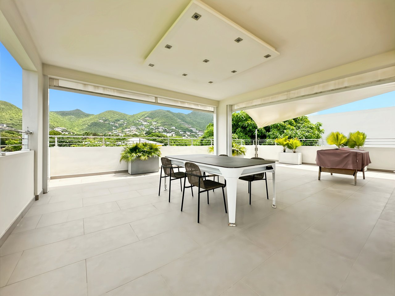 Rare Opportunity: Spacious Apartment with Terrace and Private Pool - ColeBay