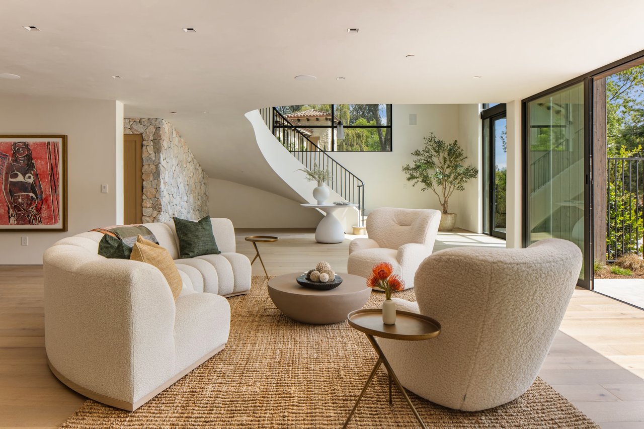 Stonecrest Lodge in Studio City 