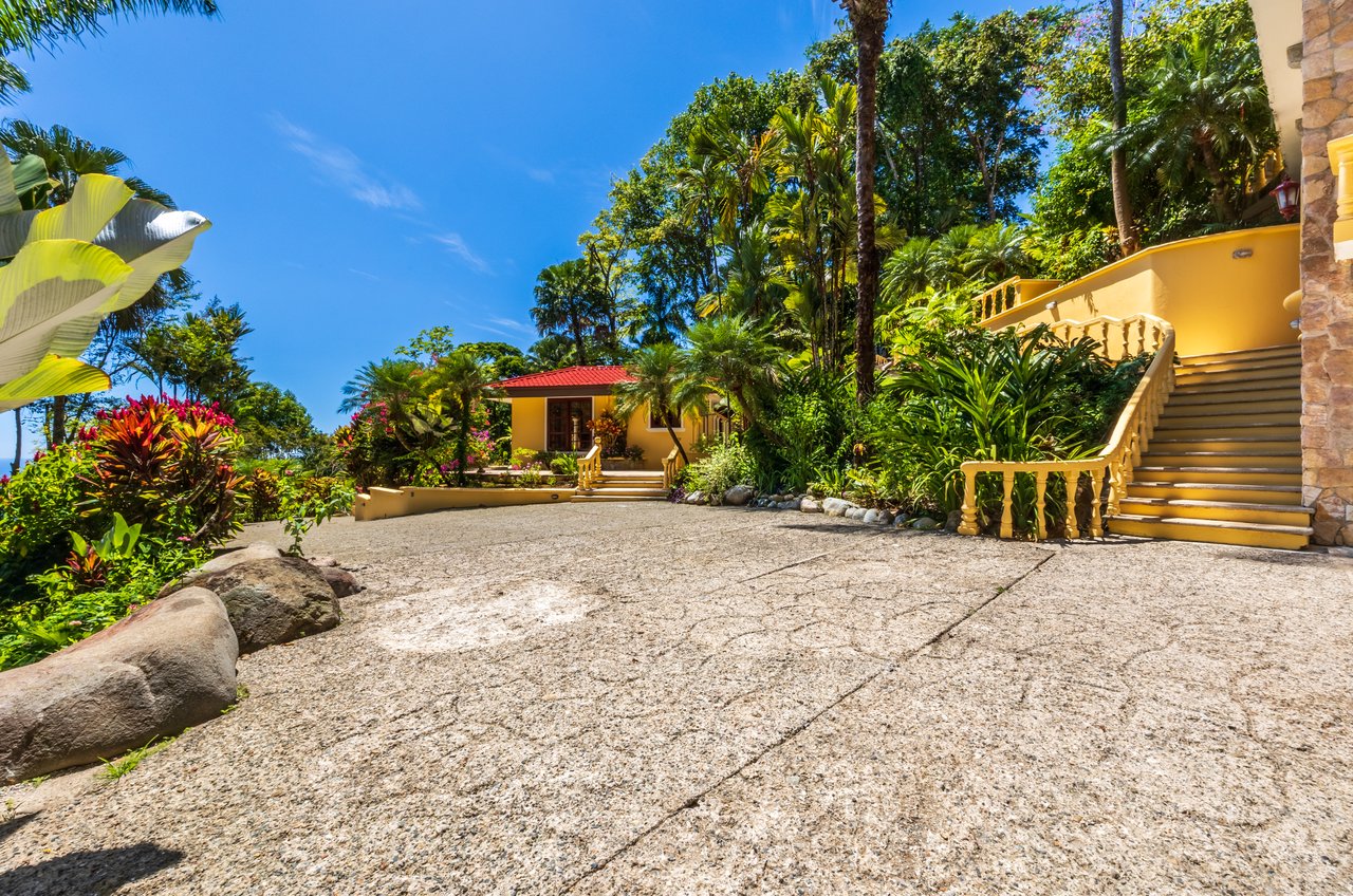 Nido Escondido, Playa Dominical