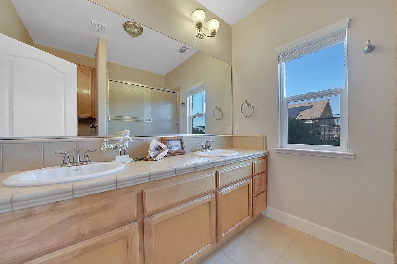 3221 Crestview Dr