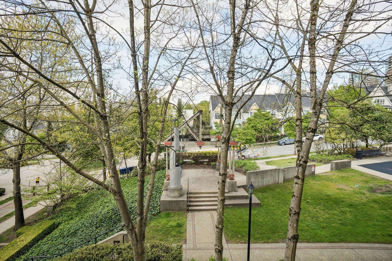 304-6833 Village Green Unit: 304