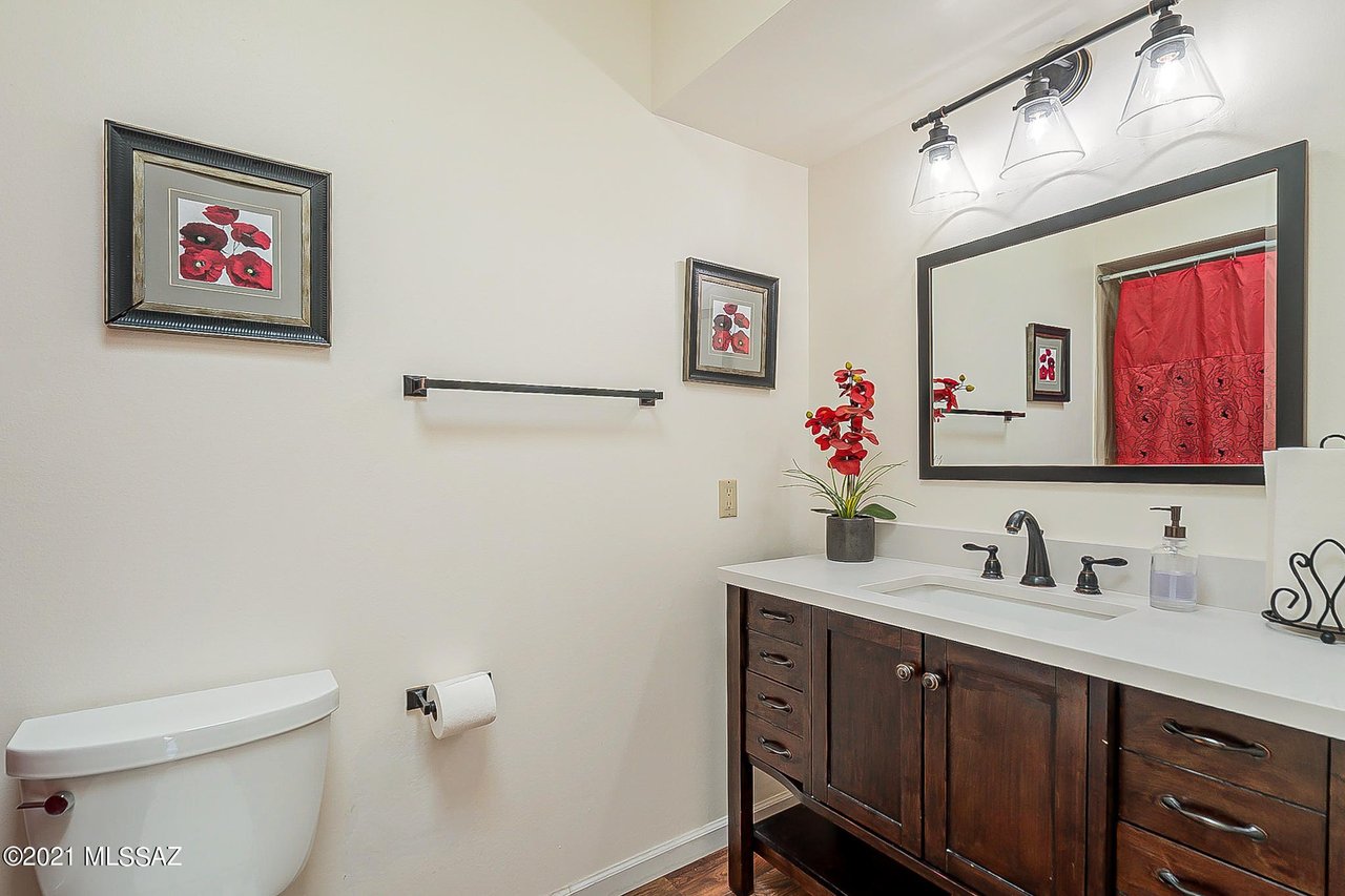 5582 N La Casita Dr