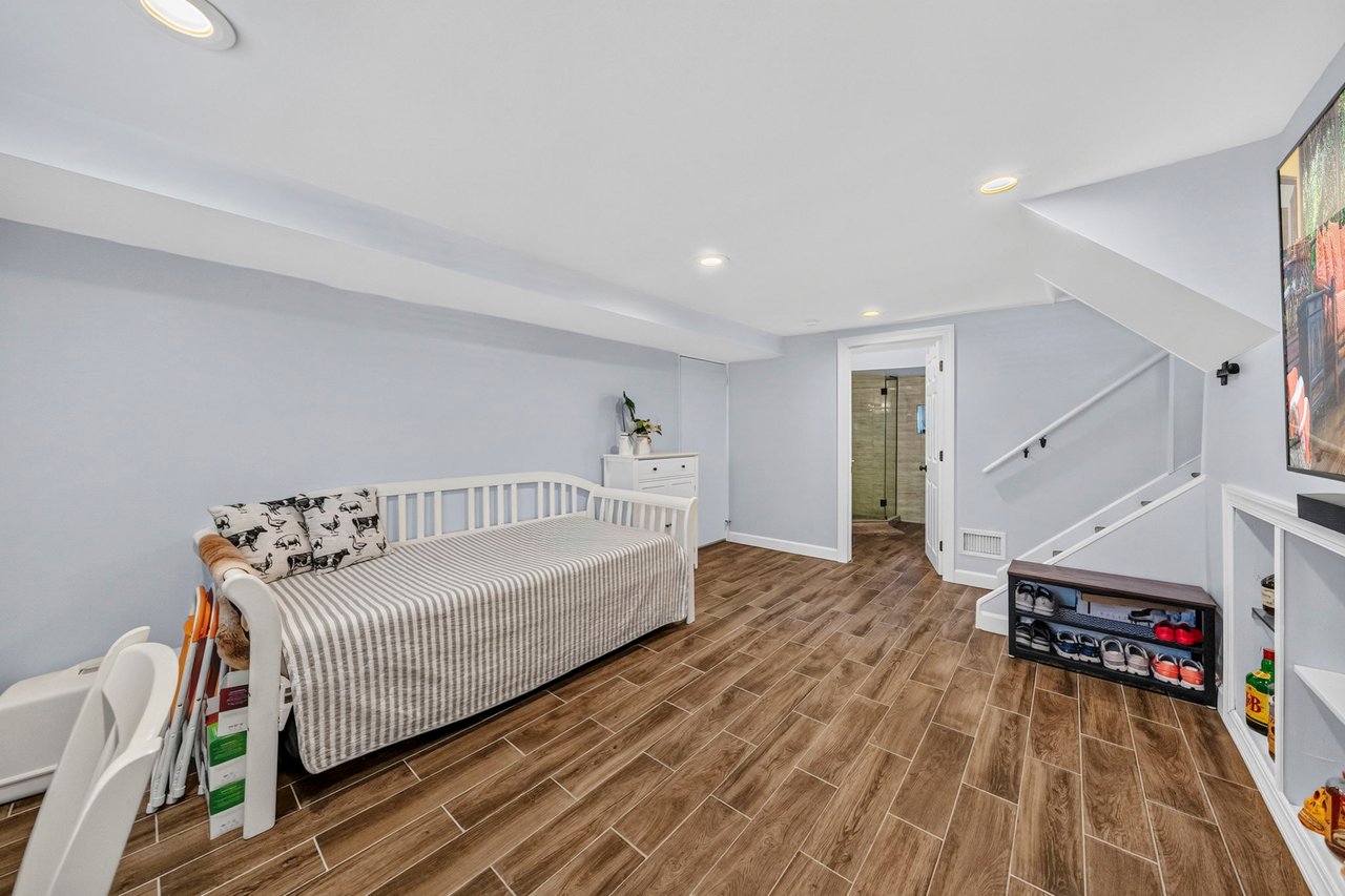24 Beacon St