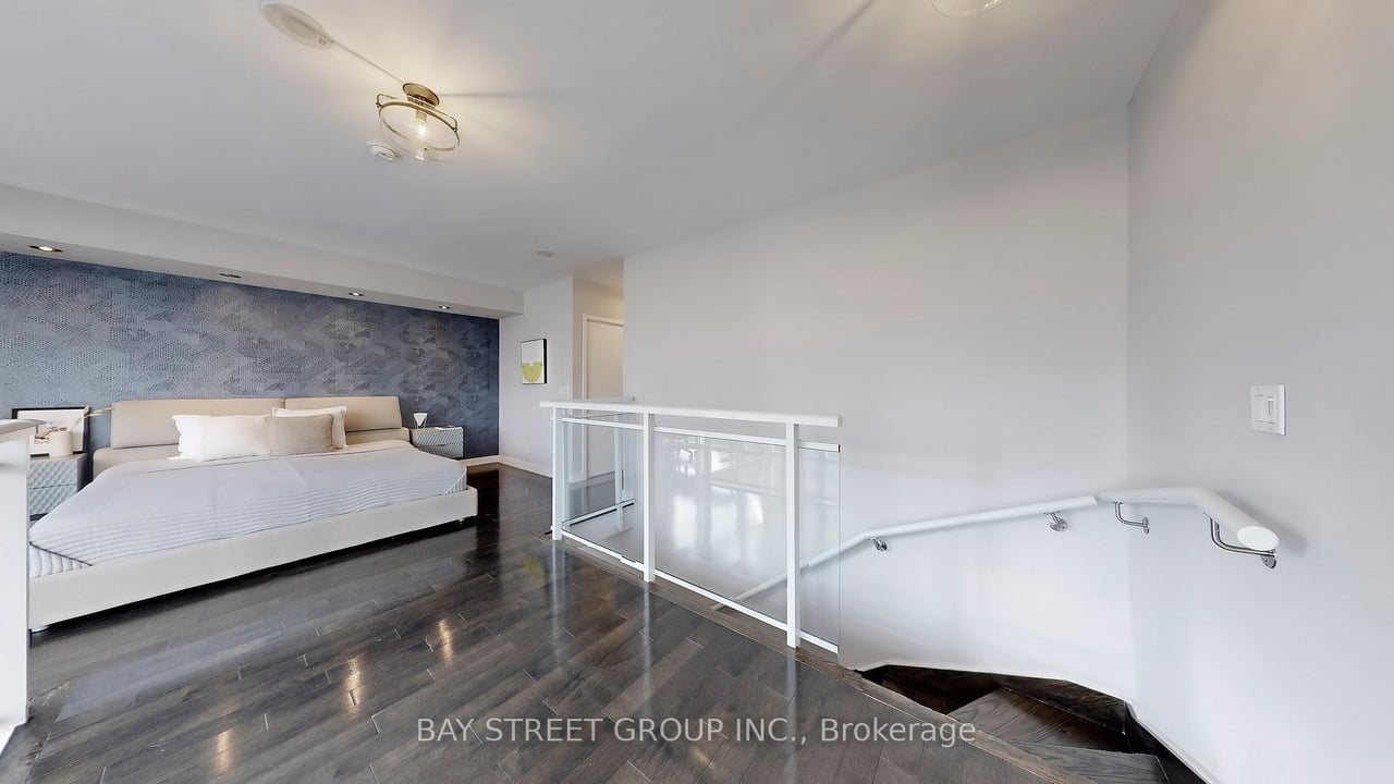 STUNNING SUNNY PENTHOUSE