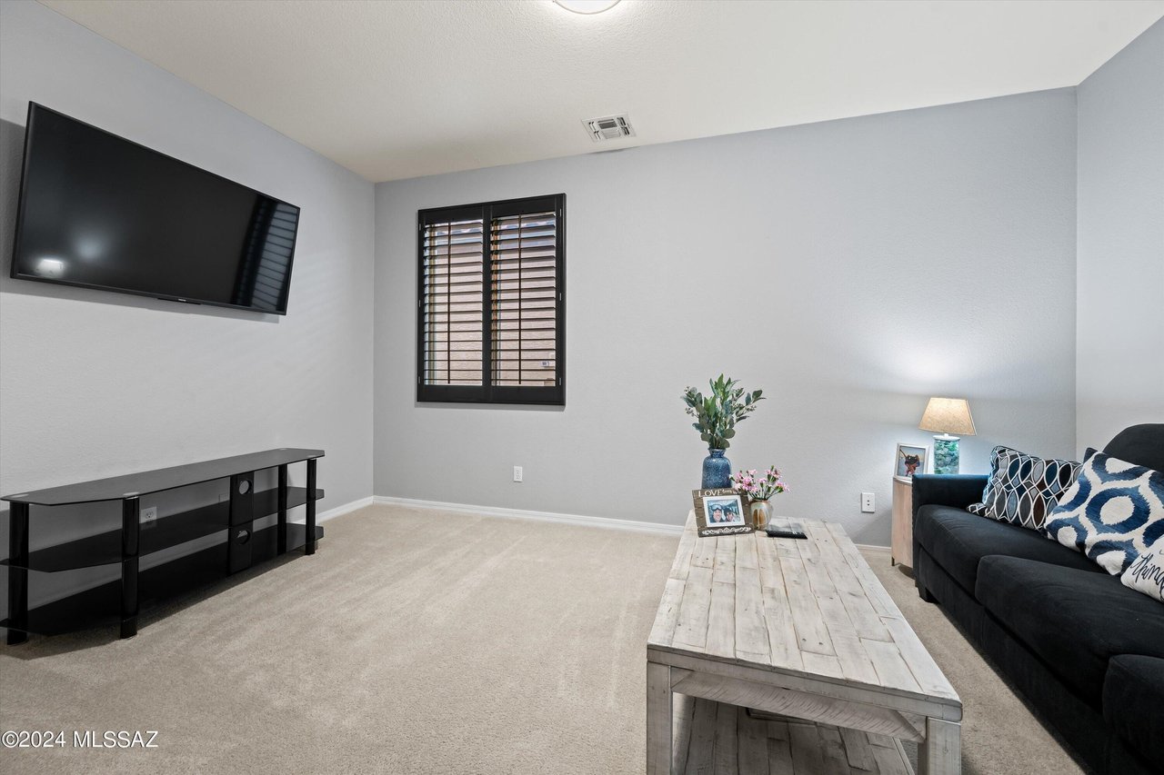 1009 W Leatherleaf Dr