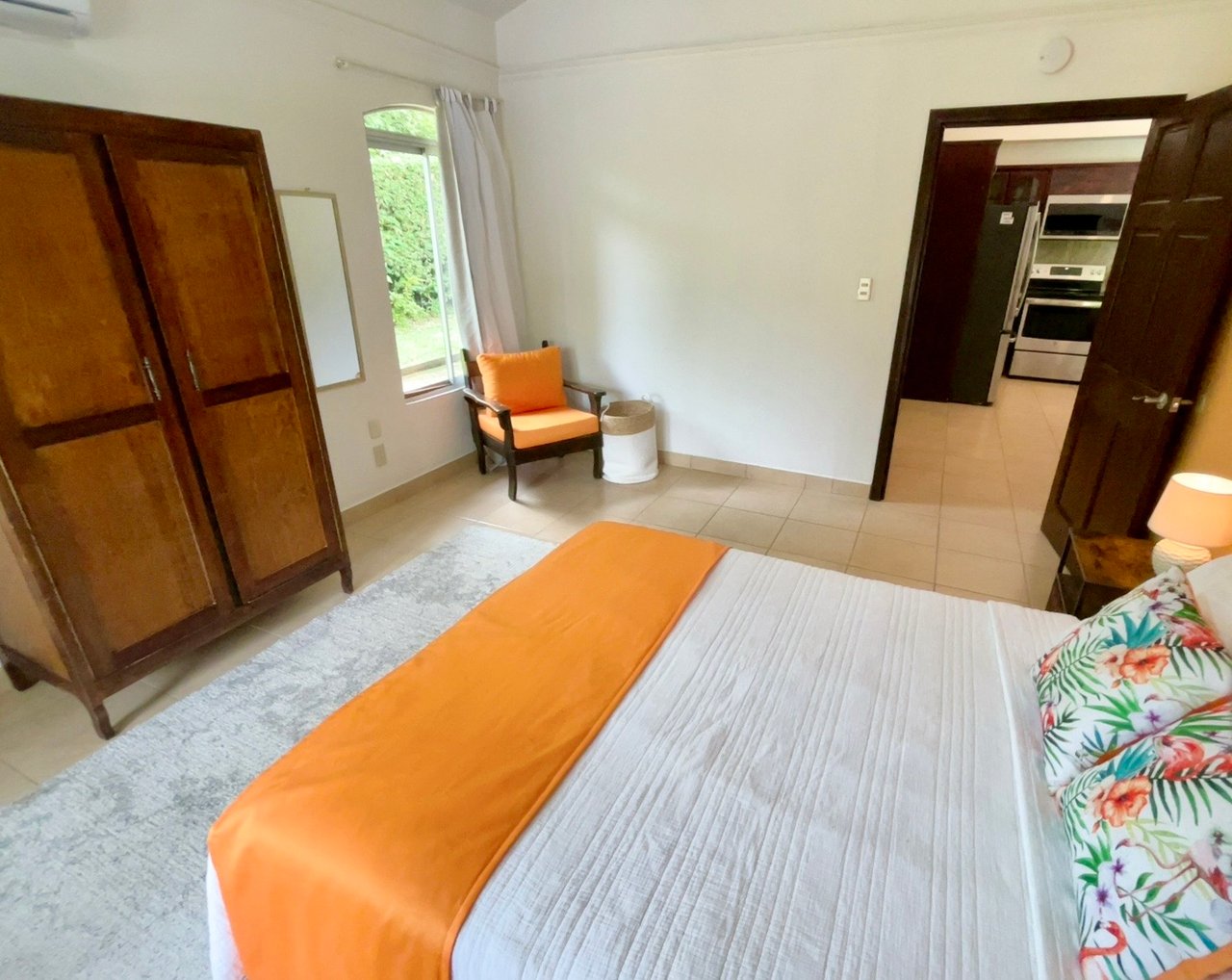 Casa Luna, 3bed /3bath Private Oasis, Convenient Location