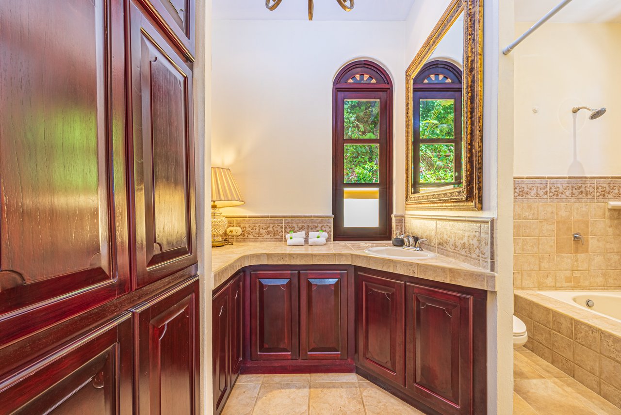 Nido Escondido, Playa Dominical