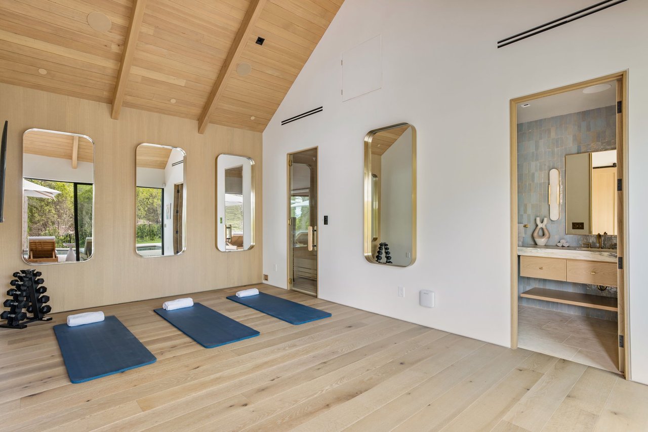 Stonecrest Lodge in Studio City 