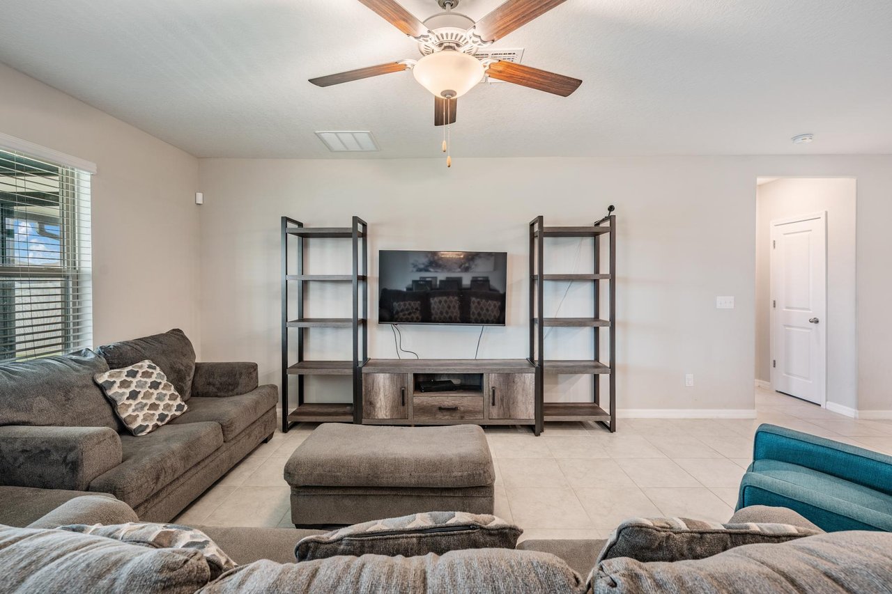 Solar-Powered Dream Home in Epperson Lagoon – 6 Beds + Florida Room!