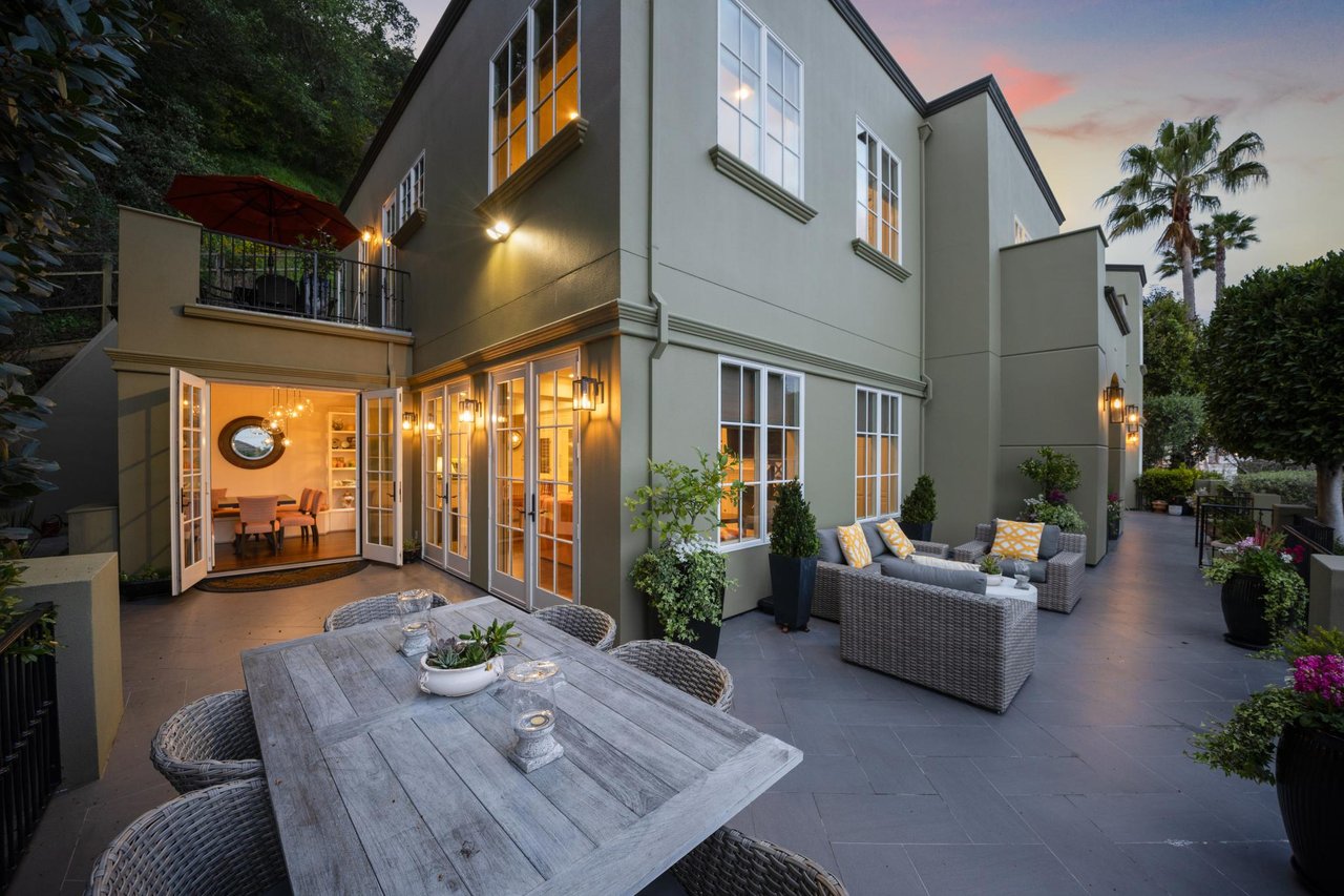 Strawberry Point Retreat with Exceptional Bay Views