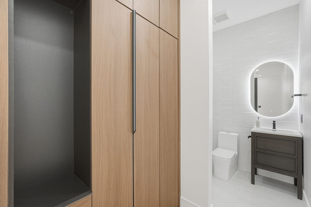 3106 N VALENCIA Lane