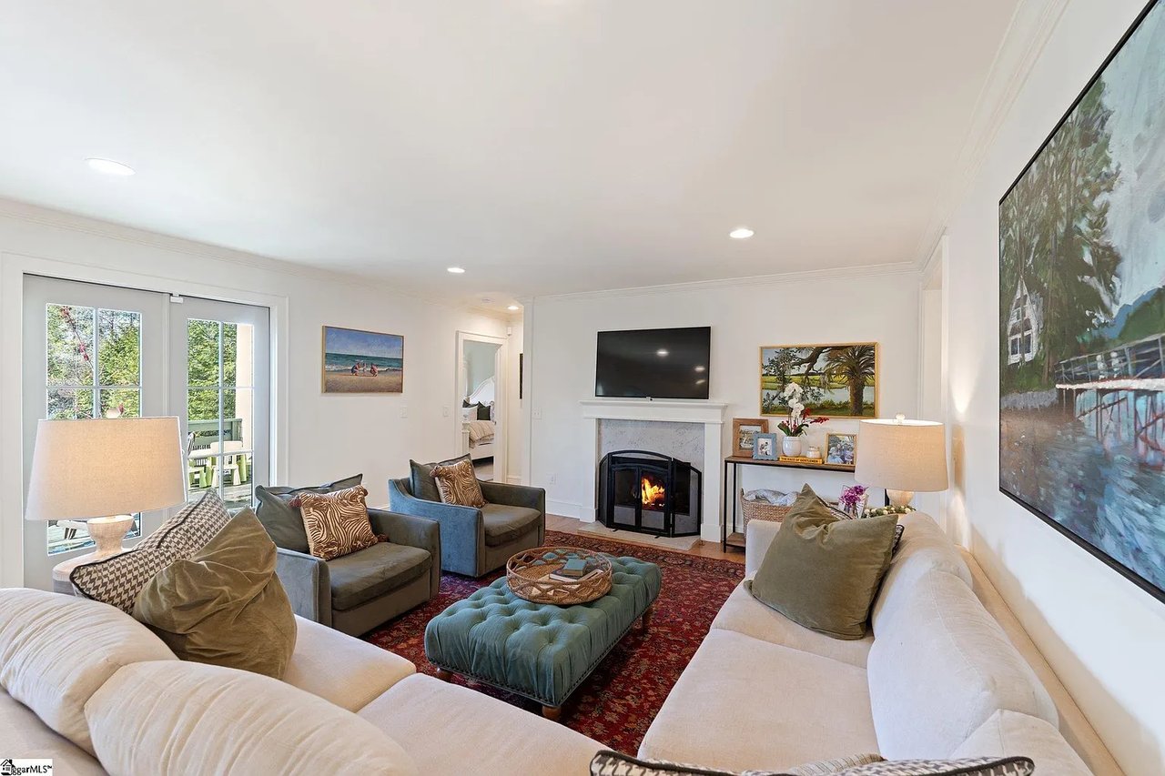 22 N Brookwood Dr