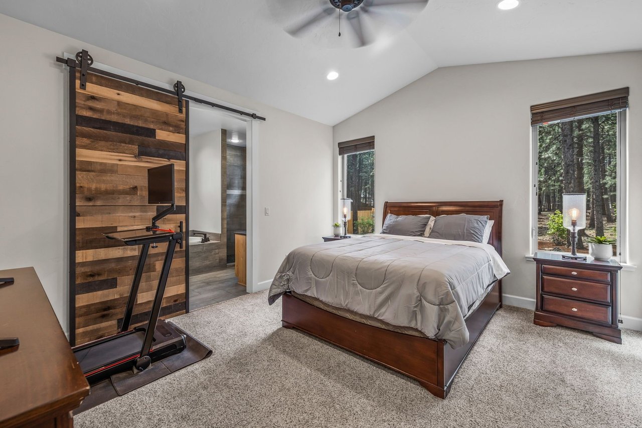 Just Listed: The Perfect Blend of Rustic and Contemporary Living in this 1 Acre Oasis!