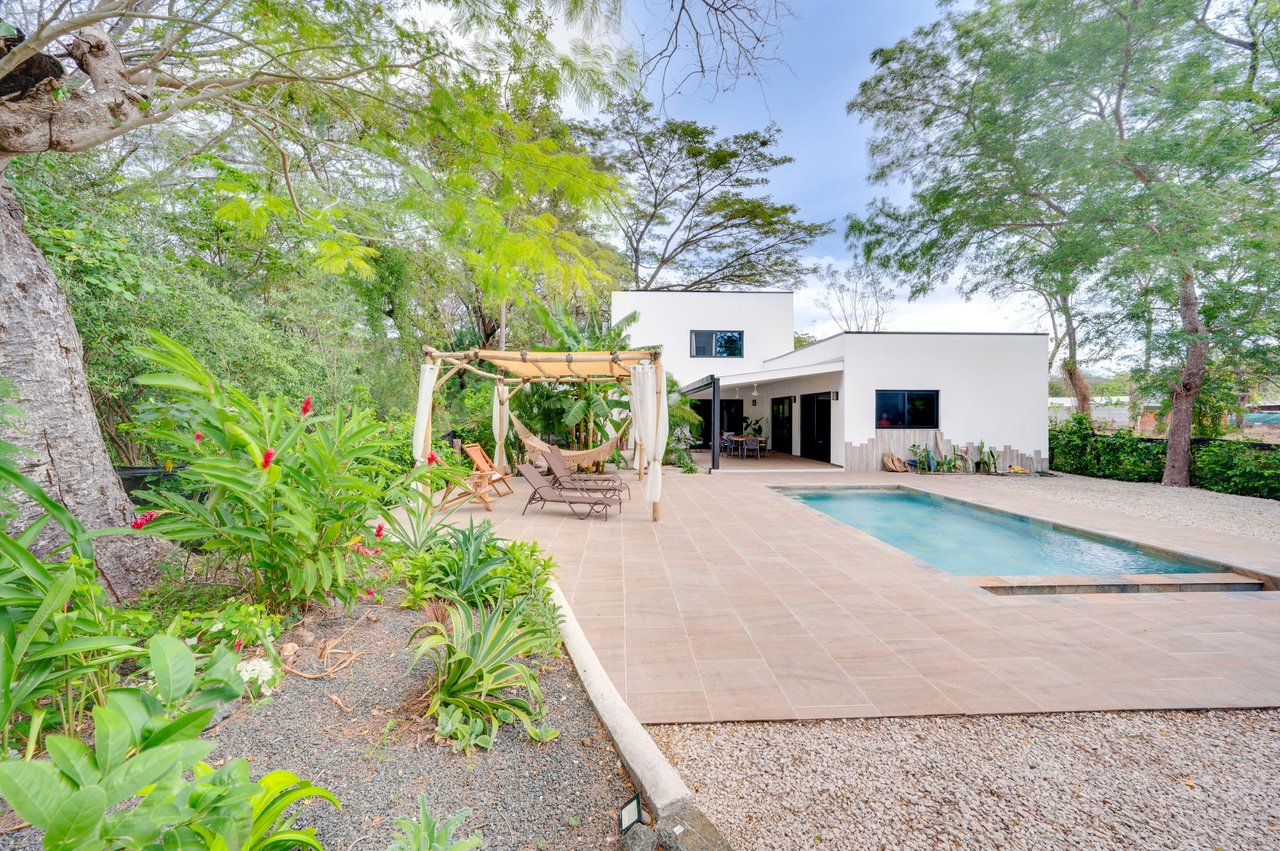 V-Jungla Cecile Refundores | Spacious Modern Villa with Pool, Guest House & Tropical Garden Near Tamarindo Beach